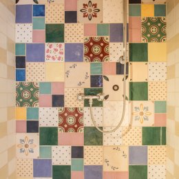 barevny obklad-mozaika ve sprchovem koutu